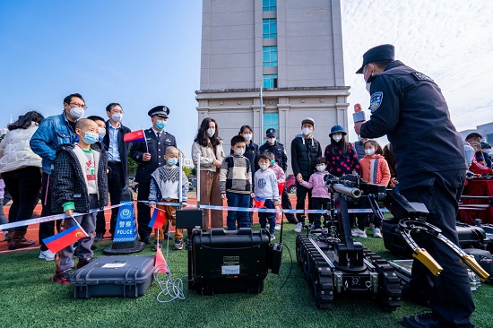 排爆专业民警操作排爆机器人。宋文杰摄