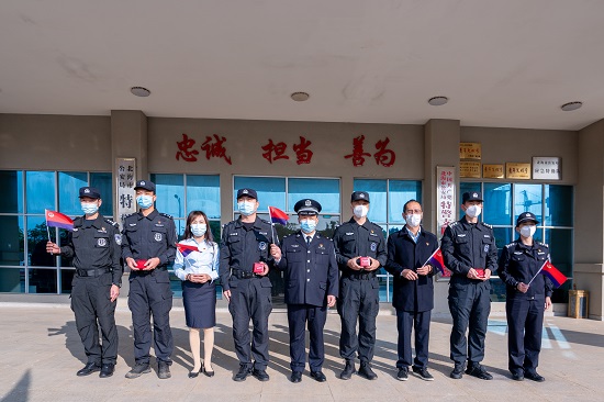 北海市公安局组织对特警支队的立功民警辅警进行慰问。北海市公安局供图