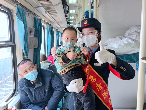 志愿者热情服务旅客。