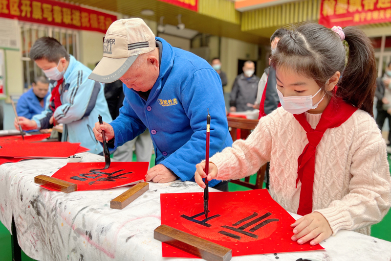 学生和养老院的老人一起书写“福”字。南宁市明天学校供图