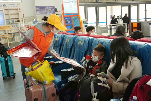 钦州东站志愿者给旅客发放福字。赵艺博摄