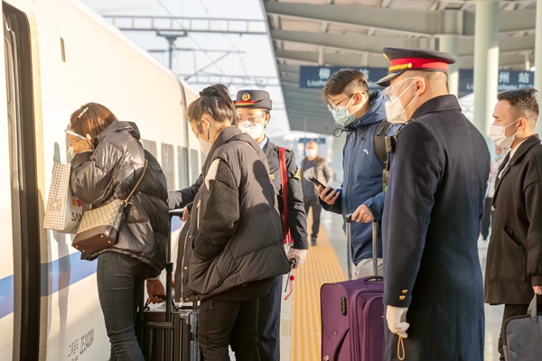 车站工作人员在引导旅客有序登乘列车。赵波摄