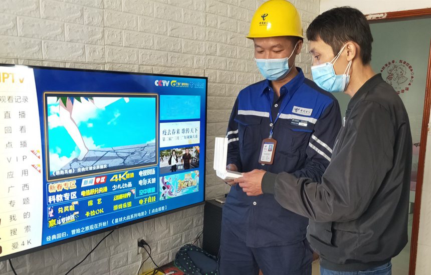 中国电信智慧工程师上门为用户安装千兆光宽带。钟扬勇