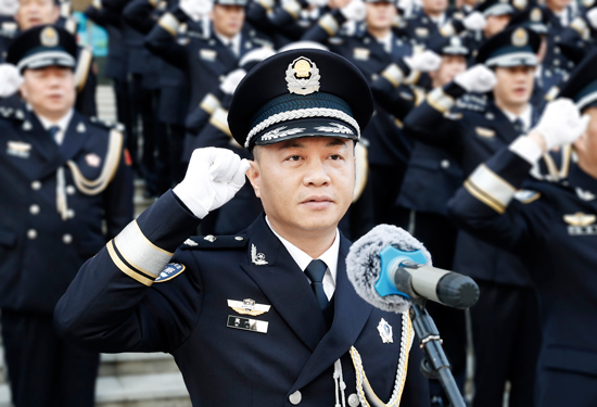 桂林市副市长、市公安局党委书记、局长莫一格领誓。桂林市公安局供图