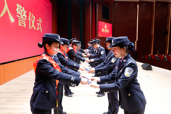 来自各单位的警师为2022年新警颁发从警纪念牌。桂林市公安局供图