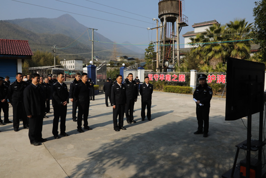 莫一格一行到猫儿山派出所实地调研。桂林市公安局供图