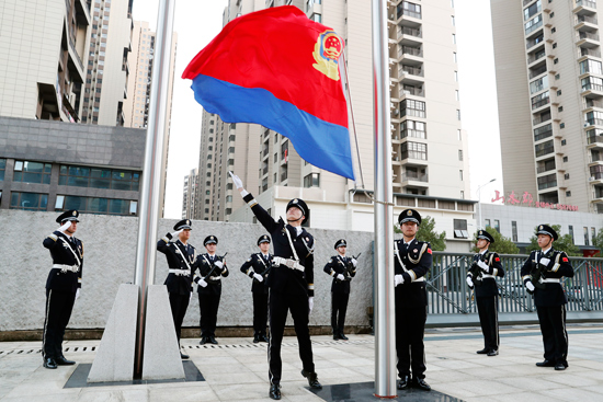 升警旗。桂林市公安局供图