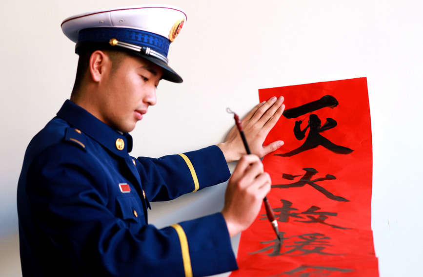 消防队员送新春祝福。黎洁鑫摄