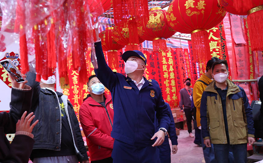排查年货市场的消防安全隐患。