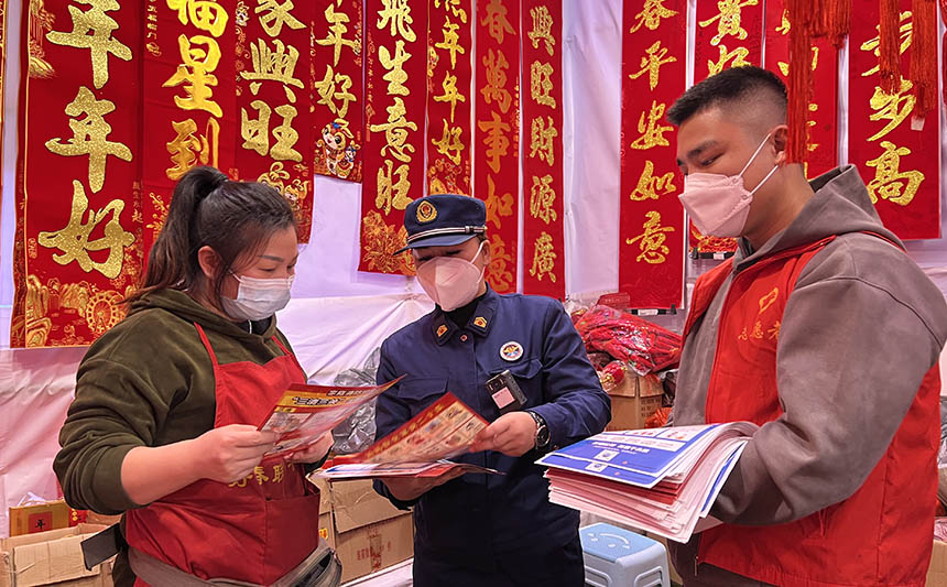 向市民宣传消防安全知识。
