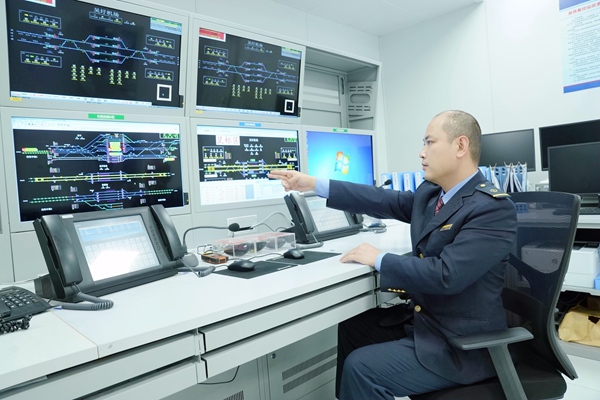 黄桂平办理接发车确认进路。