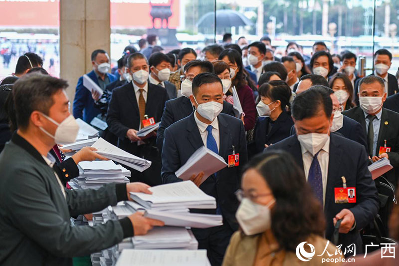 人大代表们走进广西人民会堂。人民网记者 严立政摄