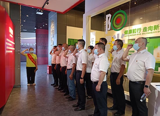 图为组织党员到柳州市禁毒教育基地开展警示教育活动。许剑斌摄