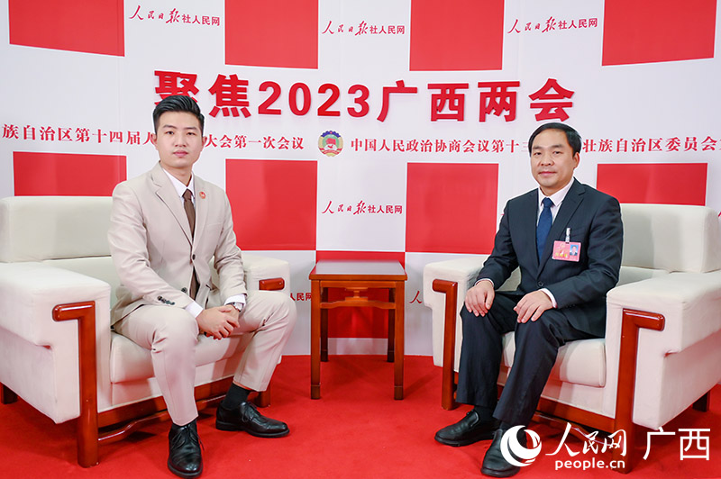 楊勝濤（右）接受專訪。人民網記者 嚴立政攝