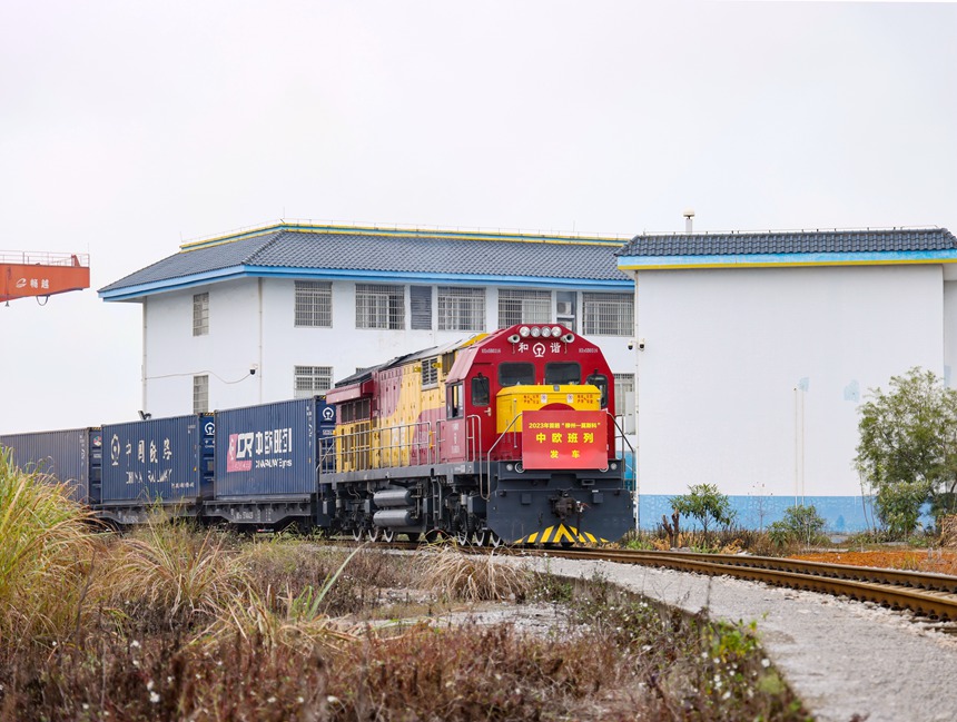中欧班列从柳州铁路港开出。封荣权摄
