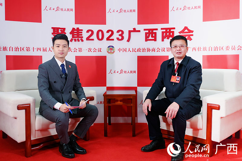 黄瑞吉代表（右）接受专访。人民网记者 严立政摄.jpg