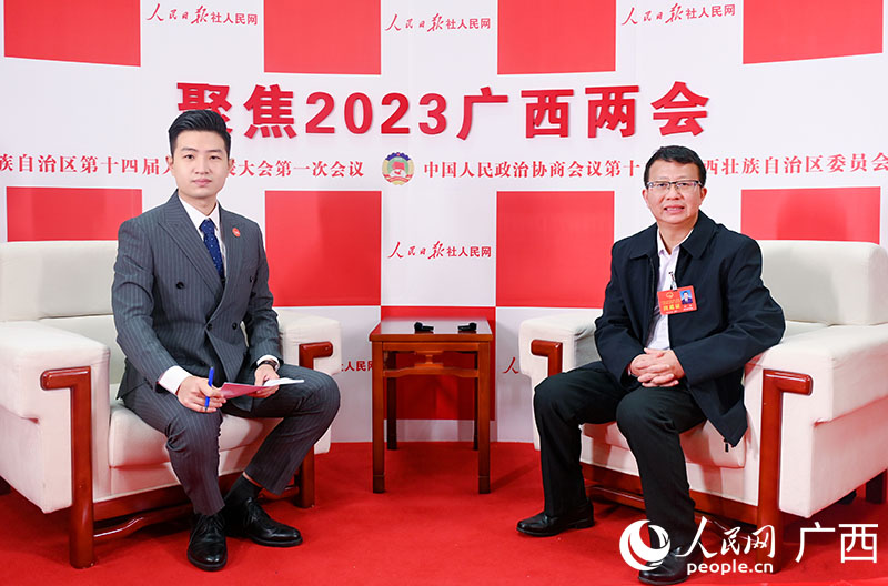 尹平代表（右）接受专访。人民网记者 严立政摄