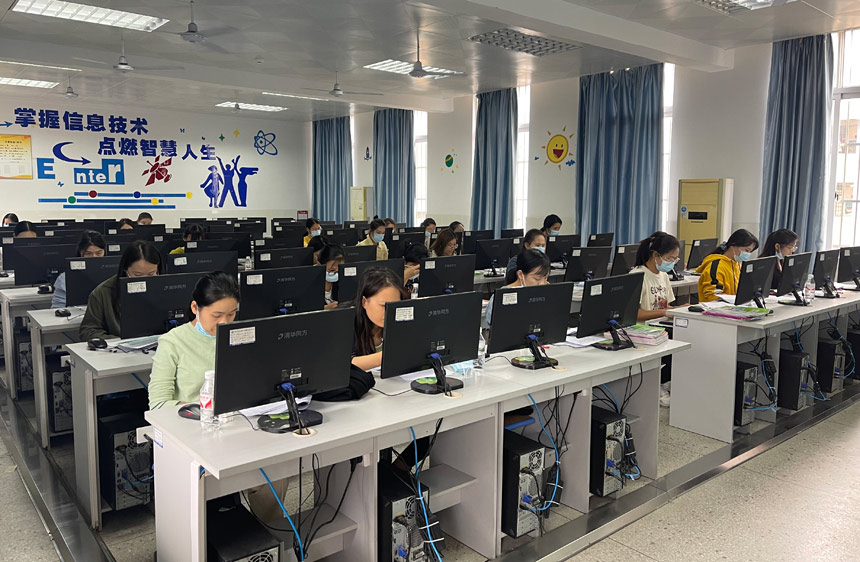 良庆区教师在多媒体教室进行教学技能比赛。良庆区教育局供图