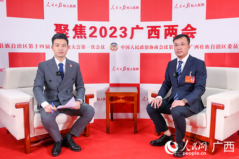 吴奇峻代表（右）接受专访。人民网记者 严立政摄