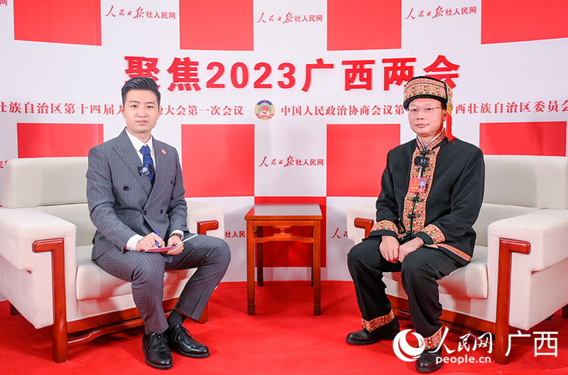 杨征山代表（右）接受专访。人民网记者 严立政摄