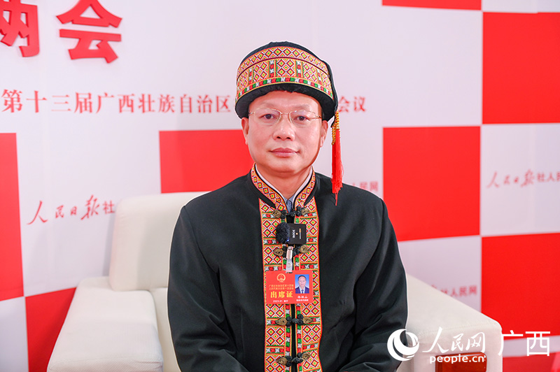 杨征山代表接受专访。人民网记者 严立政摄