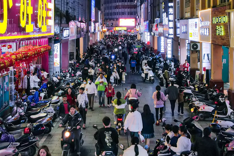 北流商业街。刘军摄