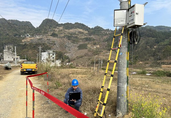 10千伏陆路线工作现场。凌云县供电公司供图