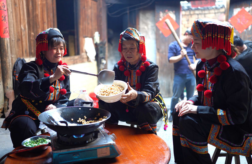 村民们正在制作大境斋茶中的炒米花。黄勇丹摄