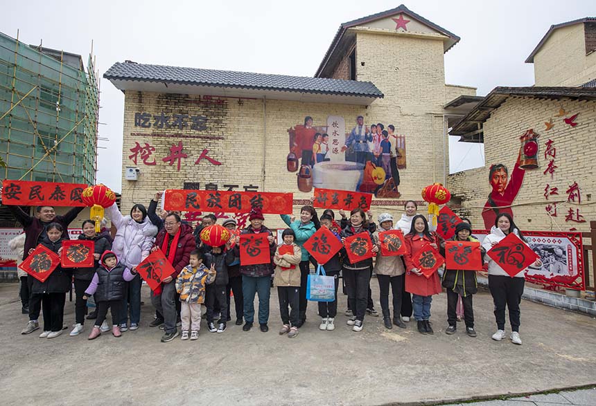 “送福送春联”文艺志愿服务活动合影留念。何华文摄