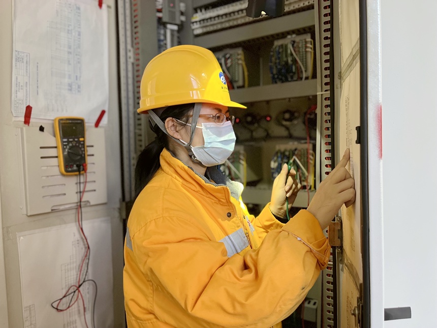 继电保护工在南宁南变电所进行继电保护装置的更换及试验。王文娟摄