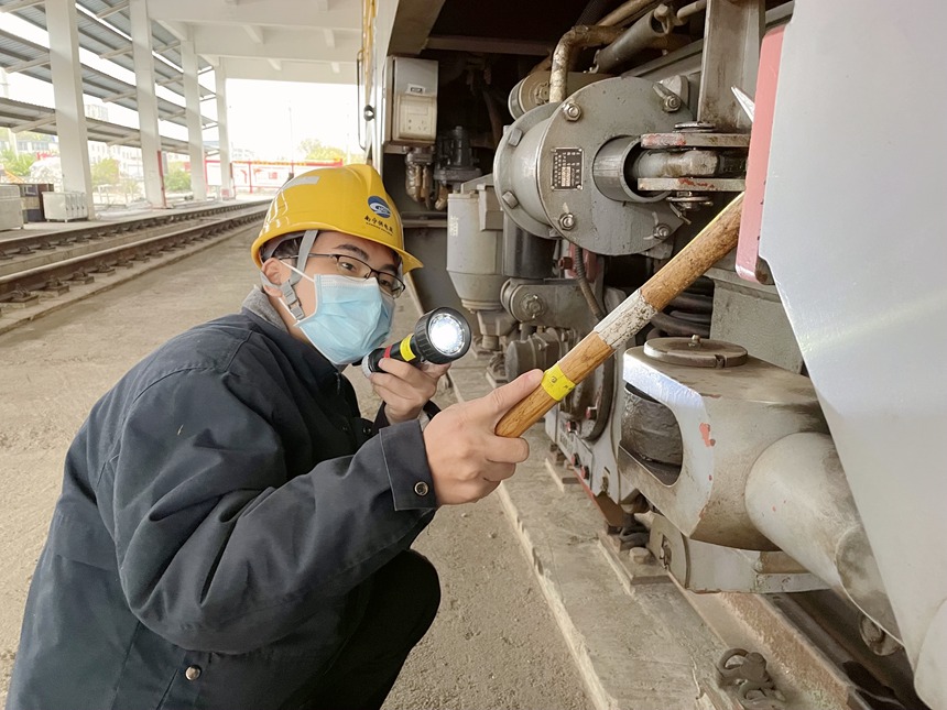 轨道车司机在对车辆进行全面检查。宁静摄