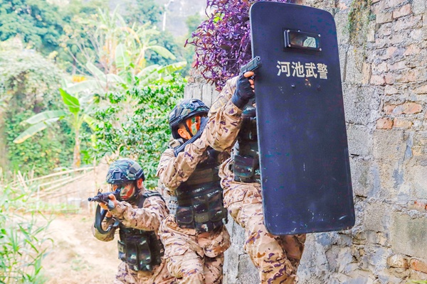 武警官兵进行小组协同搜索。