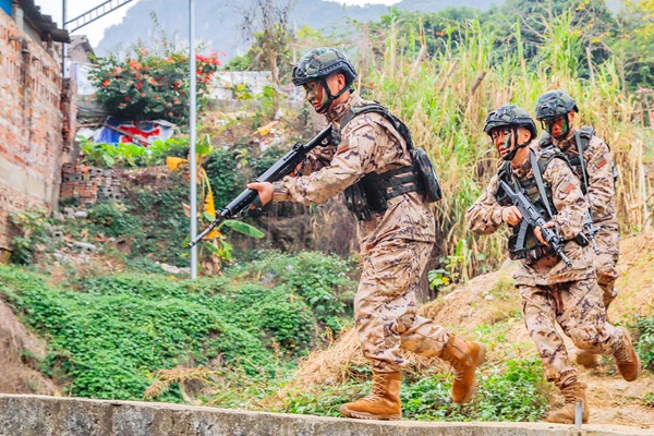 武警官兵火速追击目标。
