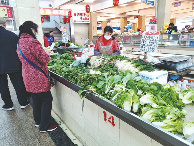  市场菜价平稳，市民在选购蔬菜