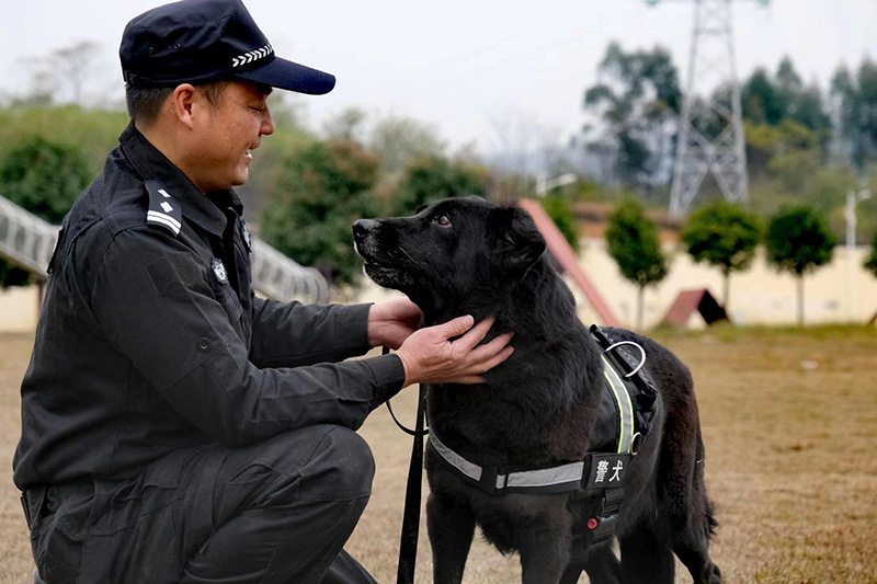 民警劉榮光和警犬金剛。夏陽春攝