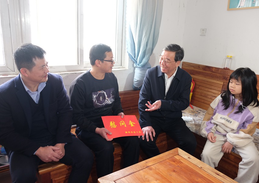梁日春慰问困难职工。管勤芝摄