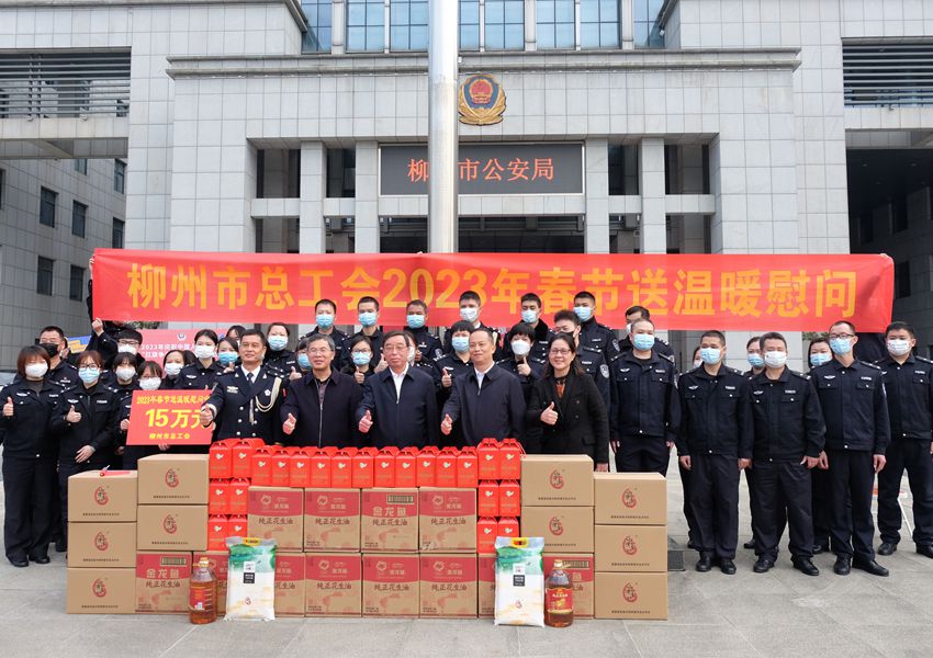 梁日春到柳州市公安局慰问。管勤芝摄