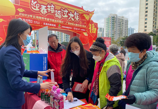 市民正在参加年货节抽奖活动。