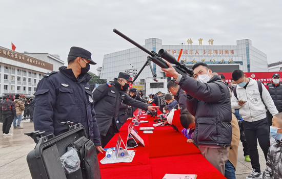 警用装备展示。桂林市公安局供图