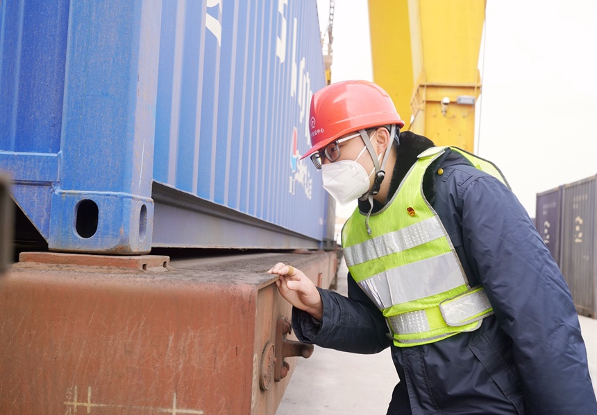 南寧國際鐵路港現場貨運員正在檢查中越跨境集裝箱裝載情況。陳星宇攝