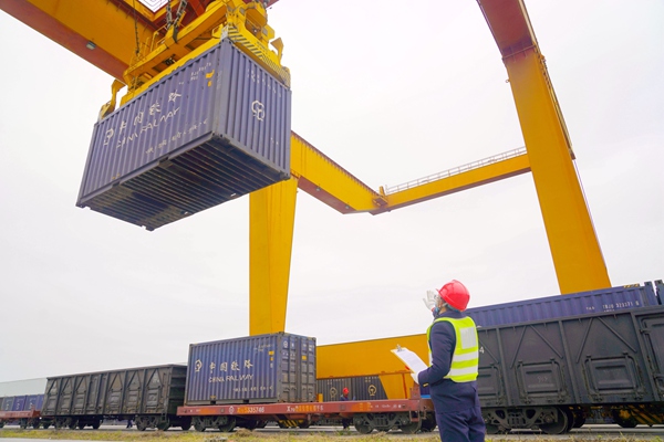 南寧國際鐵路港貨運員正在指揮現場作業人員做好跨境集裝箱列車裝車作業。陳星宇攝