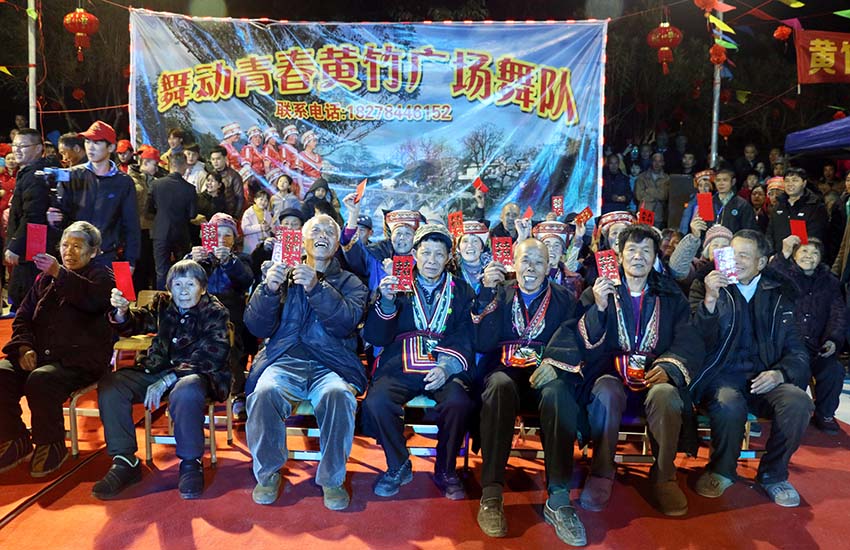 黄竹村老人喜领新年红包。廖超文摄