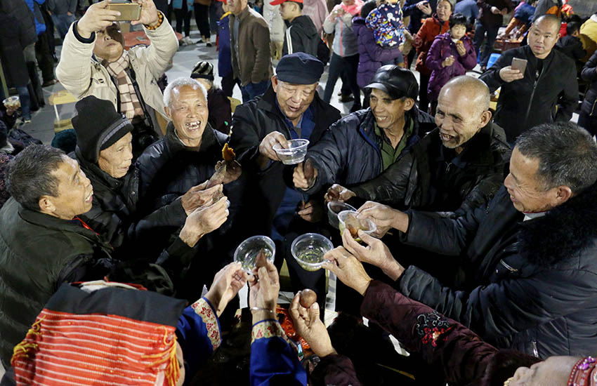 黄竹村老人欢聚一堂畅谈家乡新貌。廖超文摄