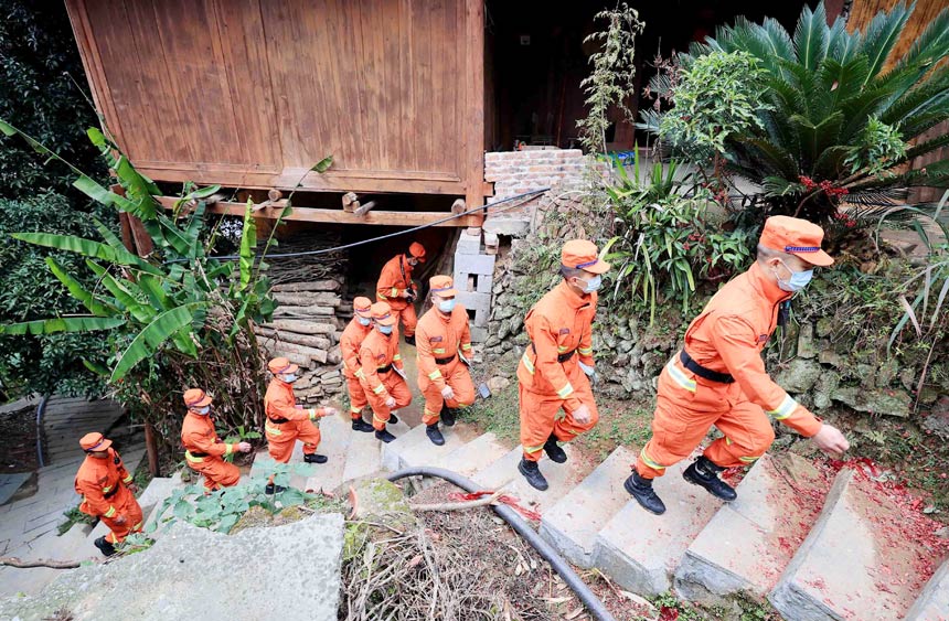 雲南森林消防總隊普洱支隊指戰員對苗寨的木結構建筑進行巡防。