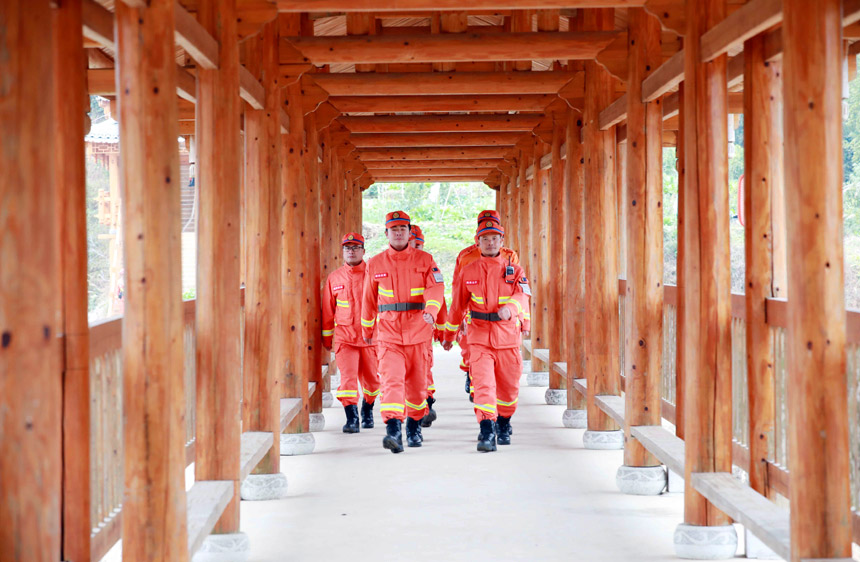 融安县应急管理局森林消防大队指战员对木结构建筑进行巡防。