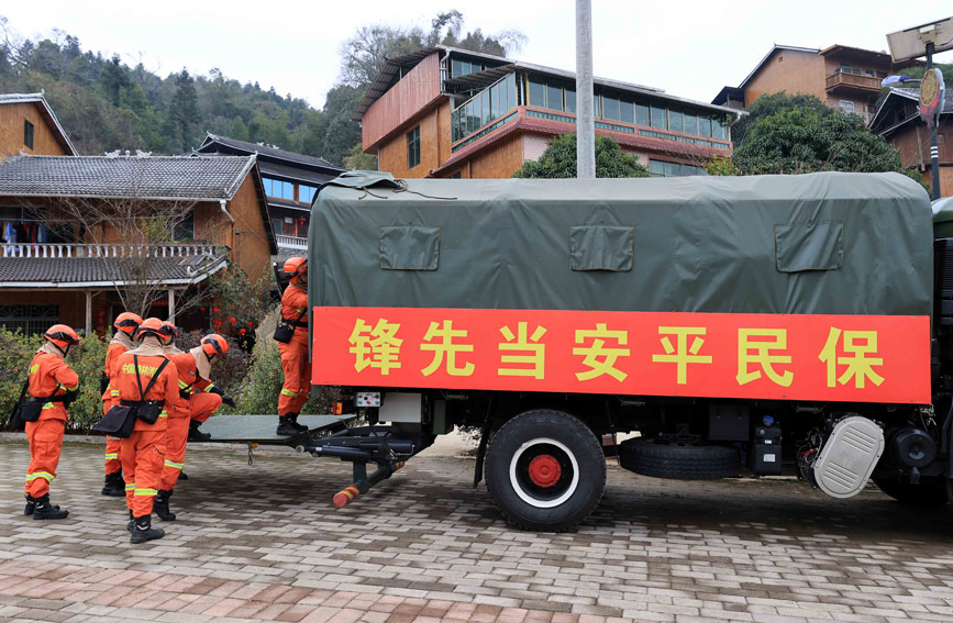 雲南森林消防總隊普洱支隊指戰員正在准備滅火器材。