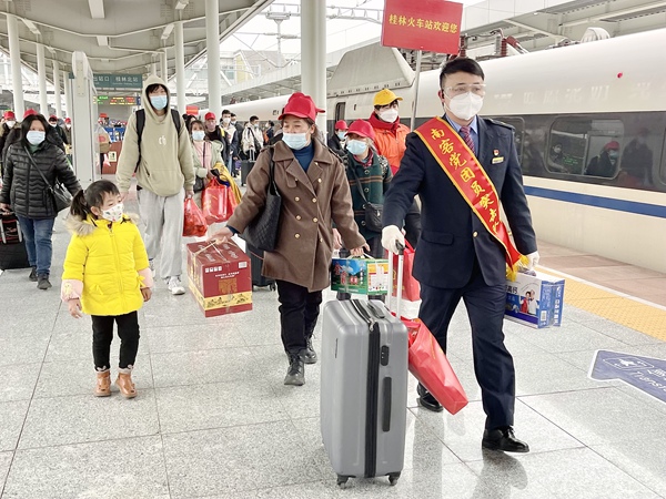 南宁客运段党团员突击队协助返岗务工旅客搬运行李。赵剑摄