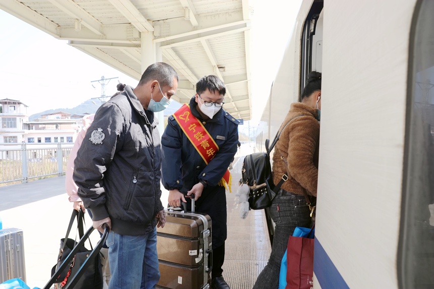 恭城站青年志愿者为旅客搬运行李。陈雨雨摄
