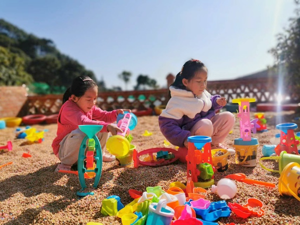 1月28日，福旺鎮玉葉村委長塘尾村小朋友在公園的沙池玩耍。王振釗 攝