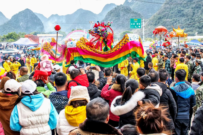 正月初三，化峒镇民俗文化表演一一舞龙、花灯大游行活动。梁红卫摄